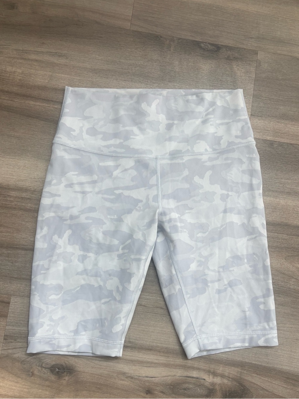 Lululemon size 10 High-Waist Camo Bike Shorts - White/Grey